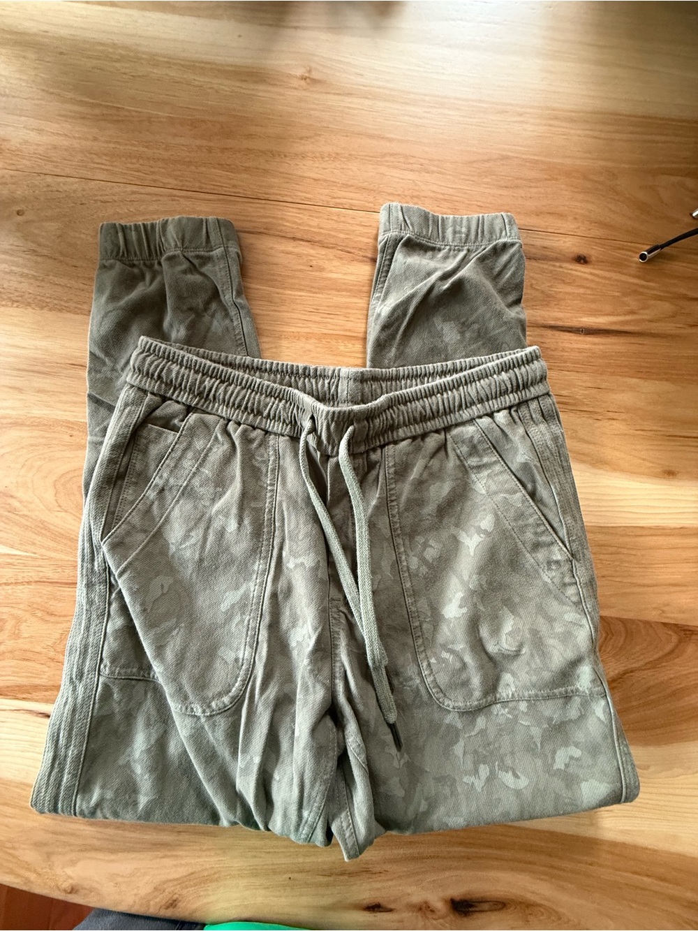 Athleta Women's Olive Green Camo Print Elastic-Waist Pants - Size 6